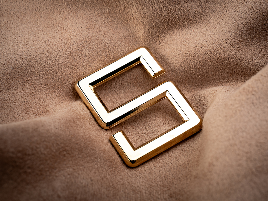 Accessorio decorativo in metallo color oro per pelletteria