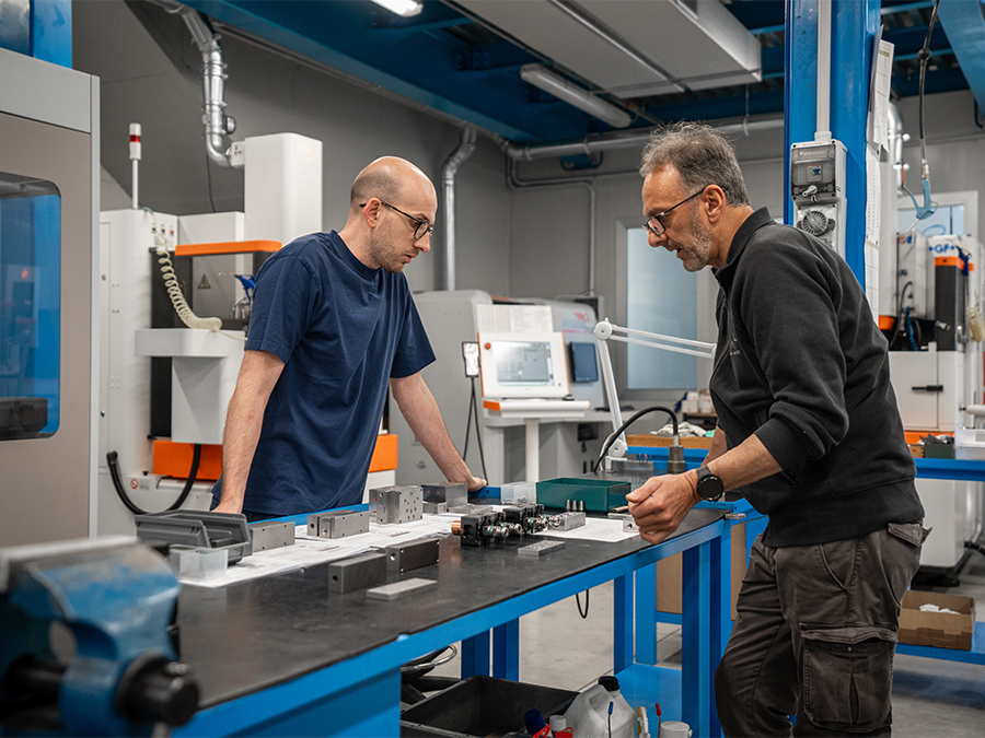 Collaborazione tra tecnici in officina per la creazione di accessori
