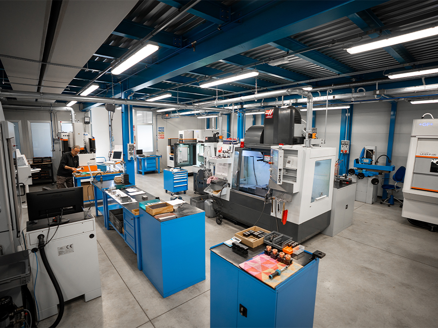 Officina J-Val con macchinari per stampi e produzione accessori