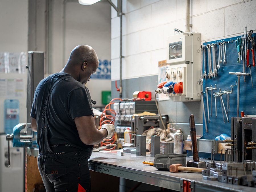 Tecnico al lavoro in officina J-Val per la produzione di accessori