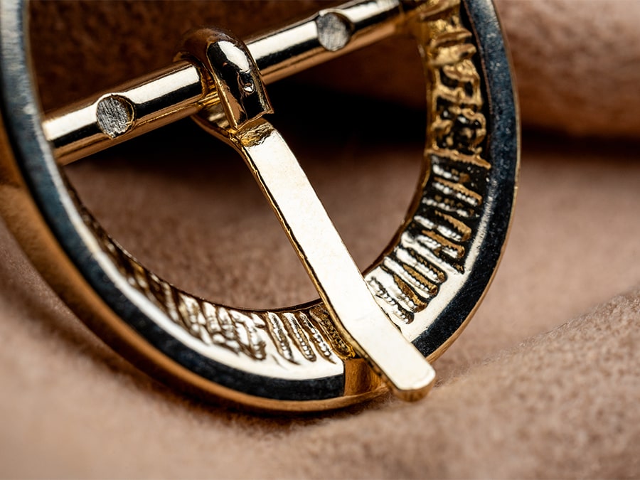 Dettaglio di fibbia in metallo color oro per accessori moda