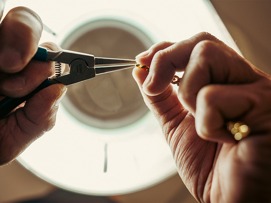Processo di finitura di accessori moda in metallo
